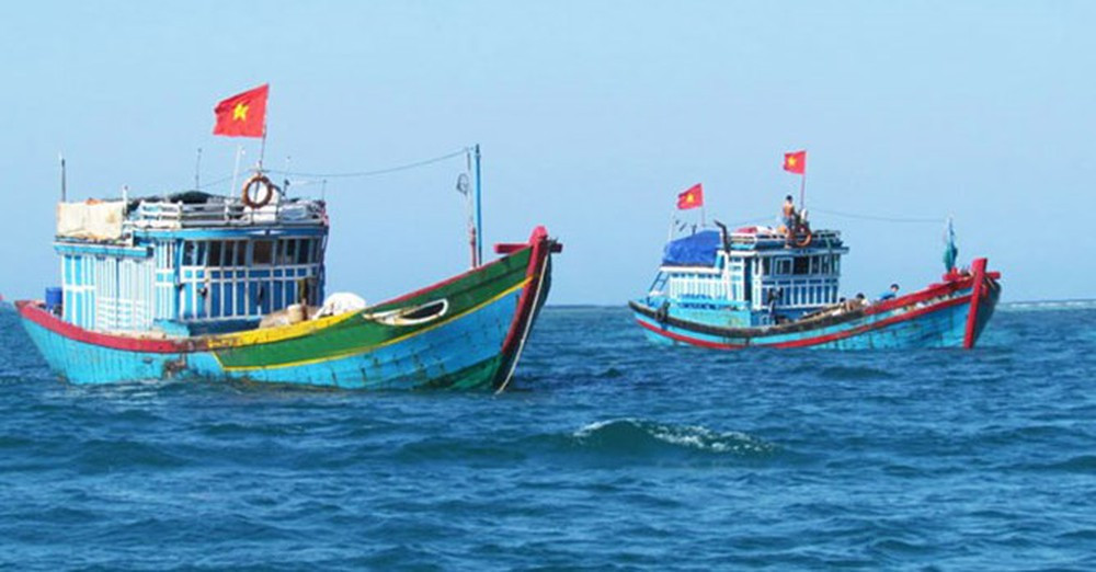 Cờ Tổ quốc tung bay trên những chiếc thuyền ra khơi