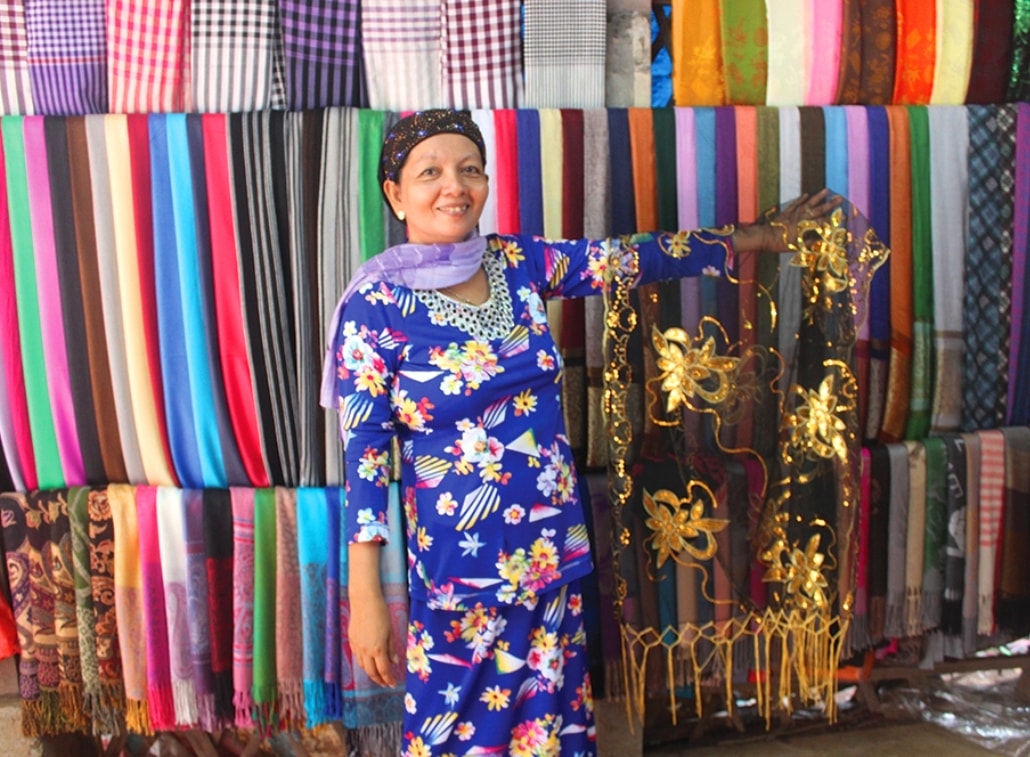 Chị Zây Mah (ấp Phũm Soài – Châu Phong) làm du lịch cộng đồng, giới thiệu với du khách những sản phẩm dệt thổ cẩm Châu Giang.