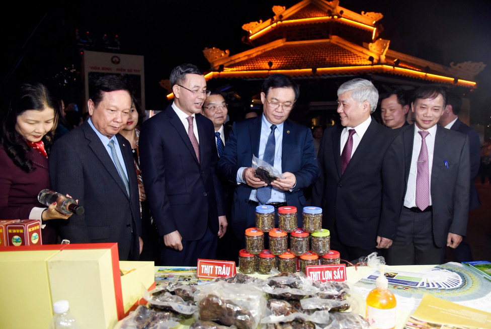 Ủy viên Bộ Chính trị, Bí thư Thành ủy Hà Nội Vương Đình Huệ; Bộ trưởng, Chủ nhiệm Ủy ban Dân tộc Đỗ Văn Chiến;