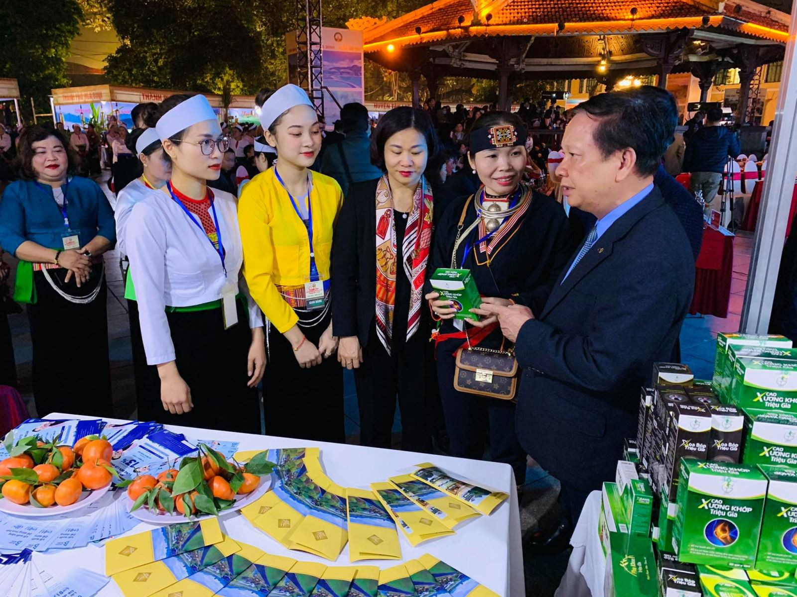 Các đại biểu thăm quan các gian trưng bày sản phẩm du lịch, đặc sản địa phương và trình diễn các nghề truyền thống.