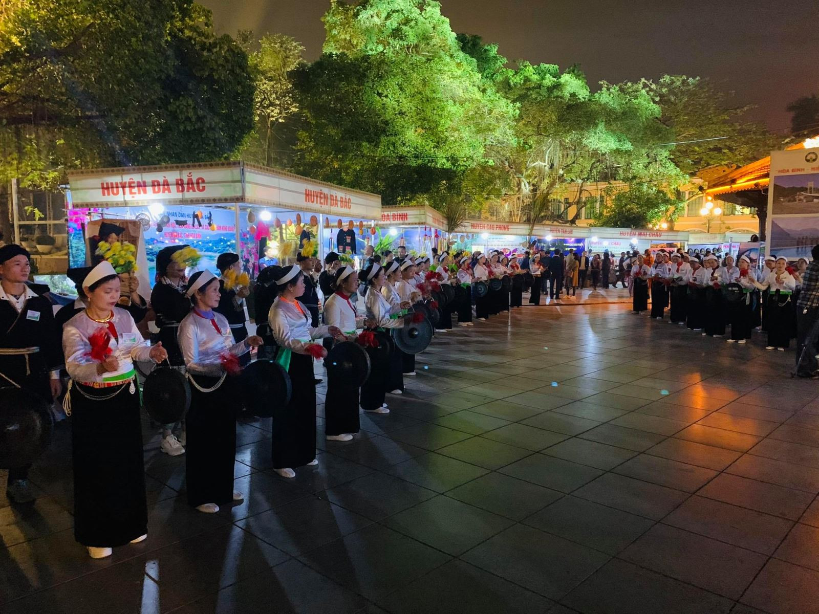 Đồng bào dân tộc Mường trình diễn nghệ thuật đánh cồng chiêng ngay trước các gian hàng trưng bày, triển lãm