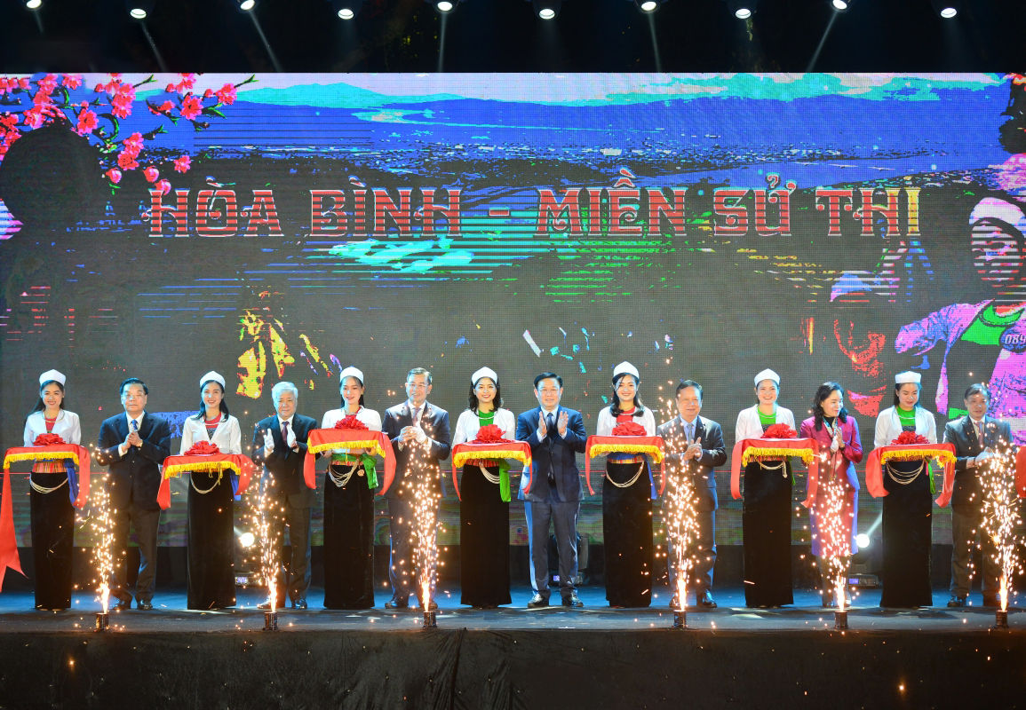 Đại diện lãnh đạo các Bộ, ngành Trung ương, TP. Hà Nội và tỉnh Hòa Bình cắt băng khai mạc Ngày hội