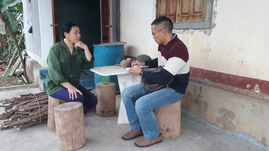 Bà Cao Thị Lương trao đổi câu chuyện thoát nghèo cùng PV