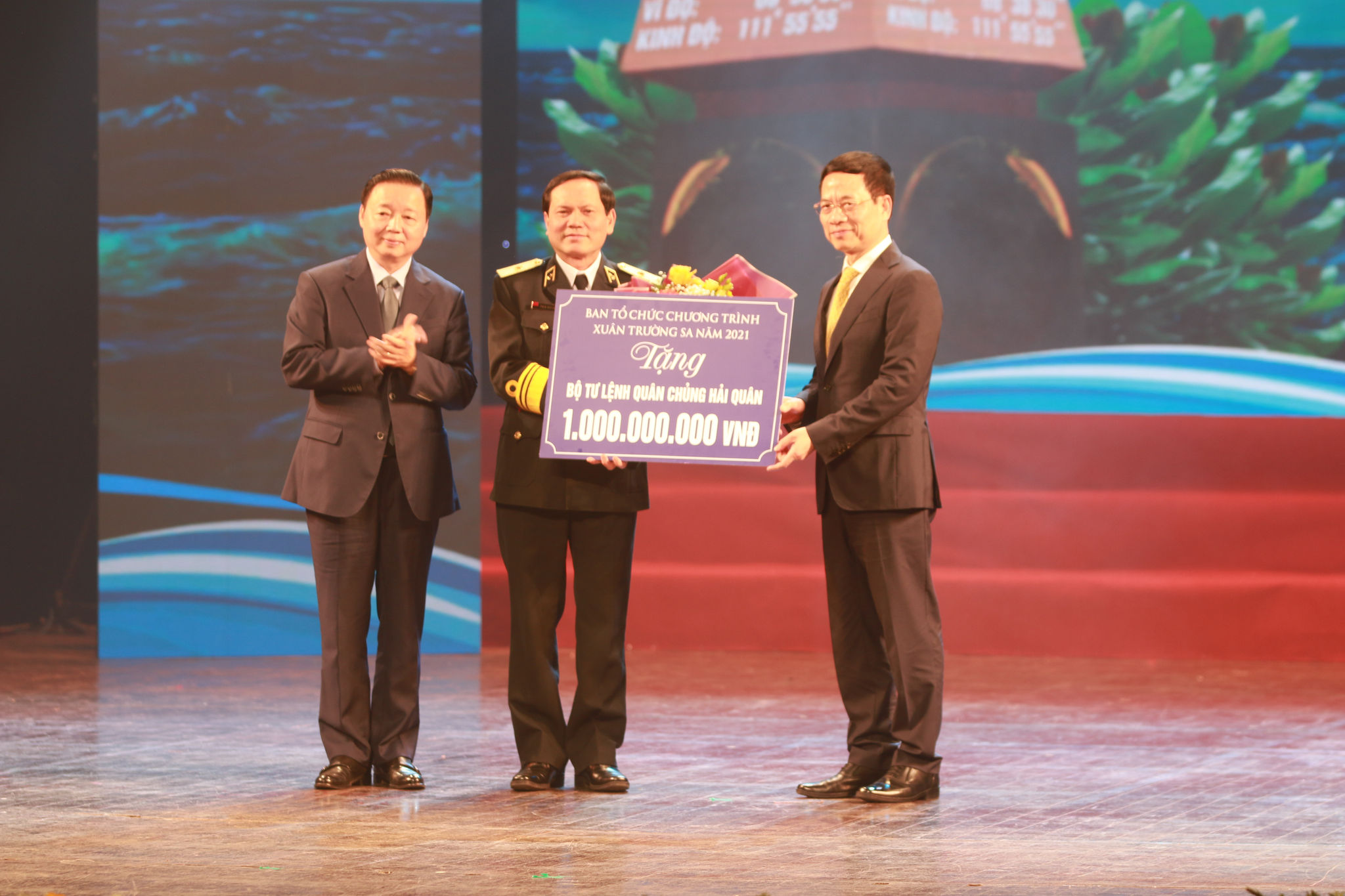 Ông Nguyễn Mạnh Hùng, Bộ trưởng Bộ Thông tin và Truyền thông và ông Trần Hồng Hà, Bộ trưởng Bộ Tài nguyên Môi trường trao quà của Ban Tổ chức Chương trình Xuân Trường Sa năm 2021 cho Bộ Tư lệnh Quân chủng Hải Quân