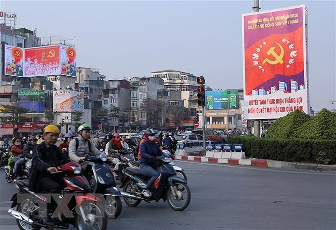 Pano khổ lớn và màn hình led ngoài trời chào mừng Đại hội đại biểu toàn quốc lần thứ XIII của Đảng tại ngã 6 Ô Chợ Dừa, Hà Nội. (Ảnh: Hoàng Hiếu/TTXVN)