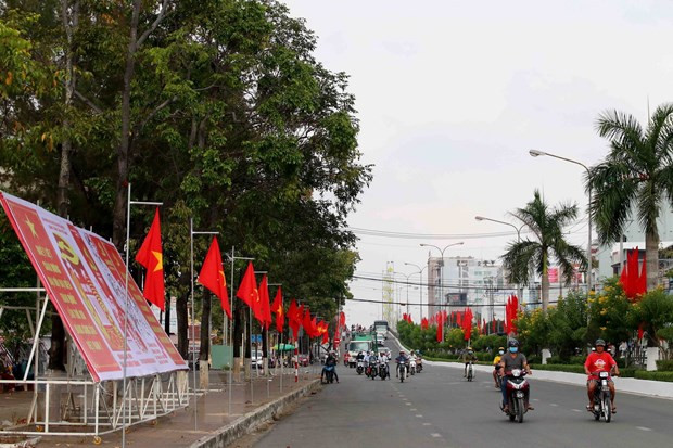 Cờ hoa, biểu ngữ tuyên truyền về Đại hội Đảng XIII ở Cà Mau. (Ảnh:Kim Há/TTXVN)