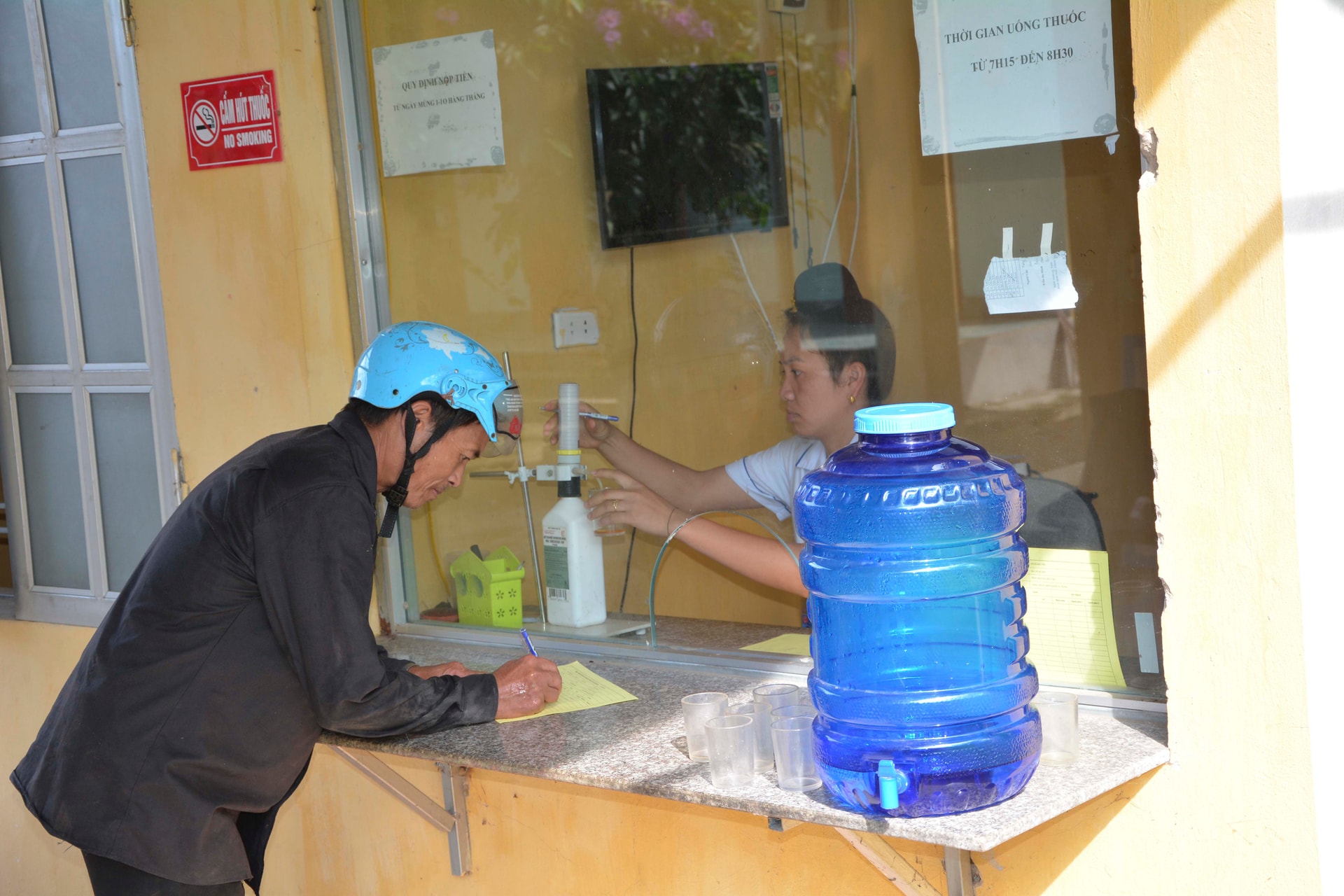 Người bệnh đến uống thuốc Methadon tại Trạm y tế xã Mường Pồn, huyện Điện Biên (tỉnh Điện Biên).