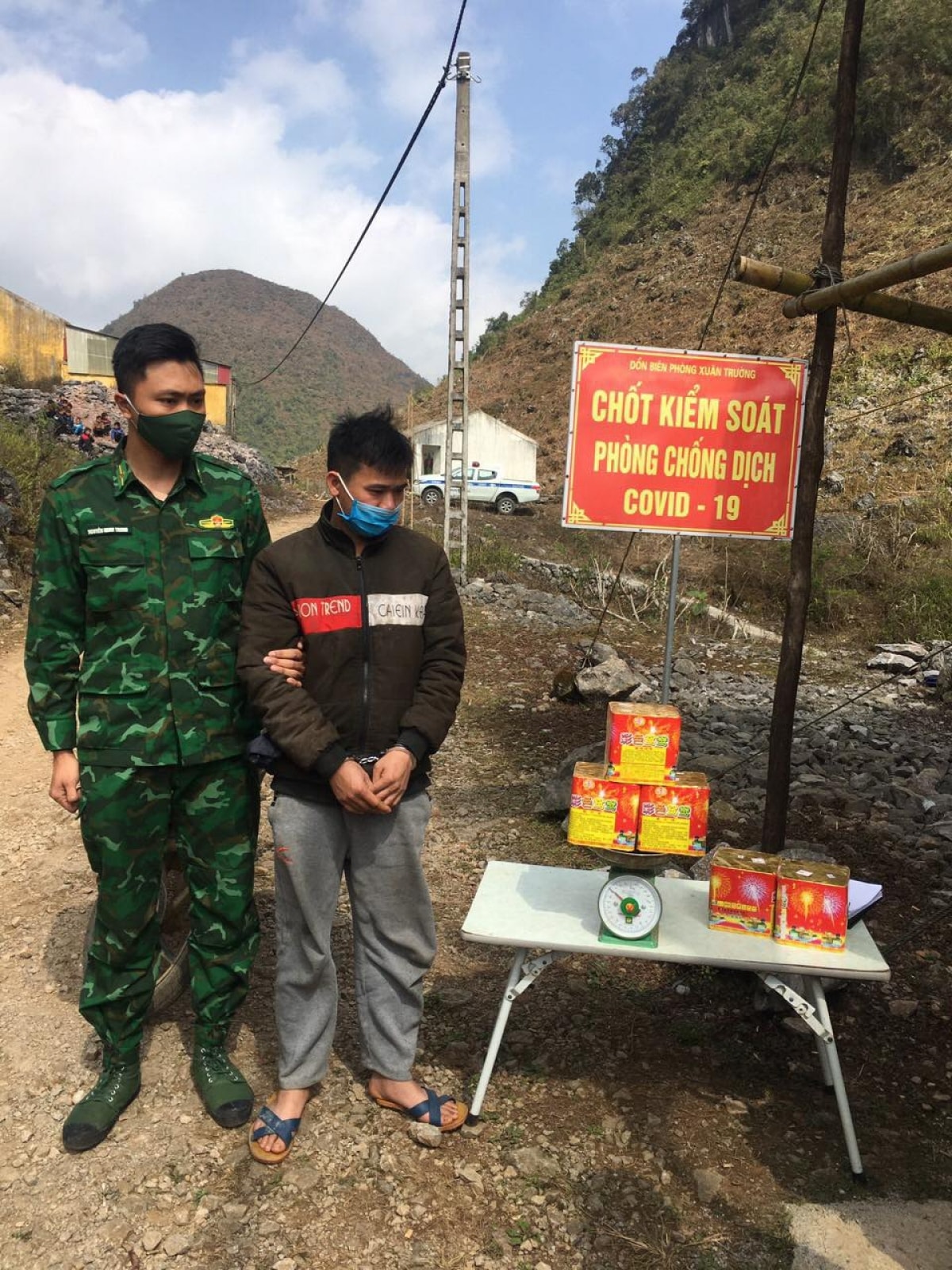 Đối tượng Triệu Văn Hiển và tang vật. Đối tượng Triệu Văn Hiển và tang vật.