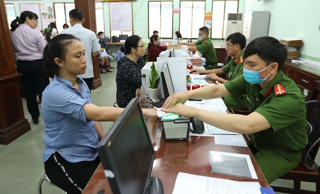 Người dân làm thủ tục cấp căn cước công dân Người dân làm thủ tục cấp căn cước công dân