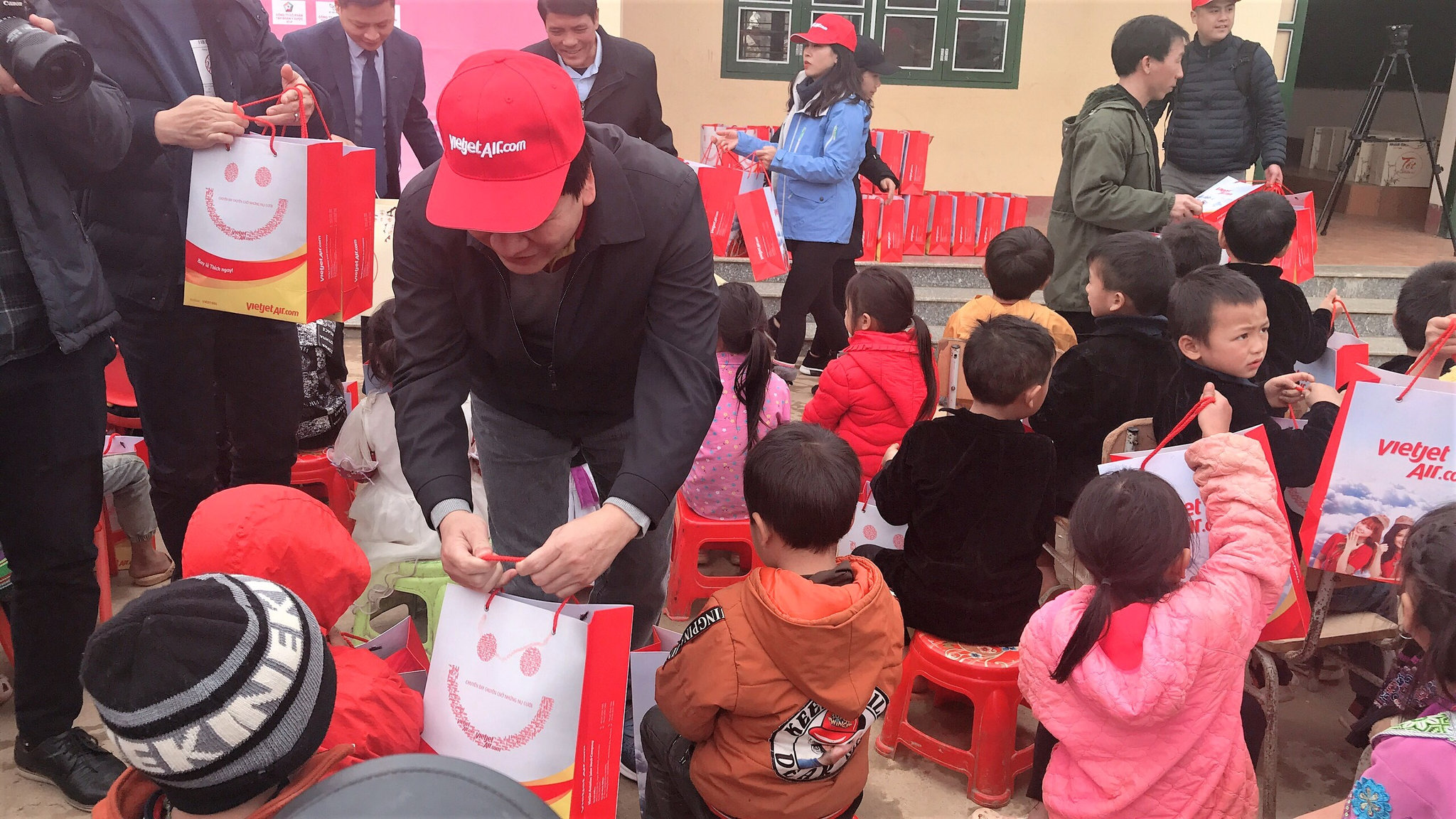 Ông Dương Hoài Nam, Giám đốc Văn phòng miền Bắc Công ty Cổ phần Hàng không Vietjet tặng quà học sinh điểm trường Bản Kha, xã Sín Chéng