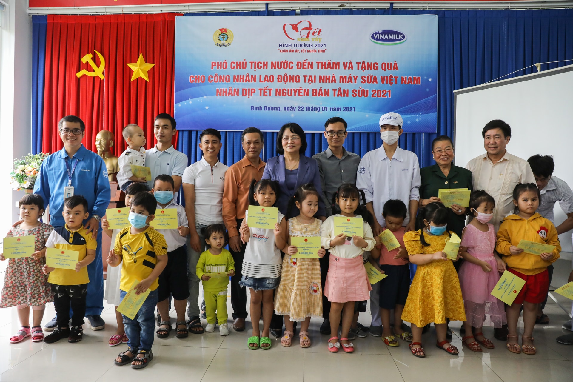 Phó Chủ tịch nước Đặng Thị Ngọc Thịnh  trao quà Tết cho người lao động và con em của nhân viên nhà máy sữa Vinamilk tại Bình Dương