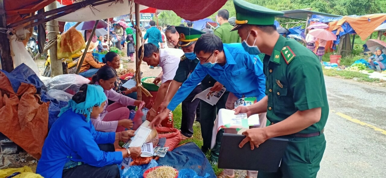 Ông Lý Xuân Thù cùng cán bộ Đồn Biên phòng Cốc Pàng tuyên truyền phòng, chống dịch Covid-19 cho đồng bào DTTS trên địa bàn. Ông Lý Xuân Thù cùng cán bộ Đồn Biên phòng Cốc Pàng tuyên truyền phòng, chống dịch Covid-19 cho đồng bào DTTS trên địa bàn.