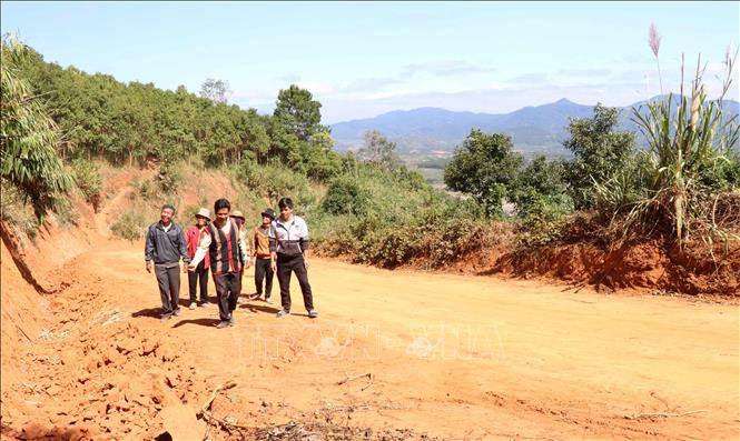 Bà con dân làng Đê Kôn, xã Hra, huyện Mang Yang rất phấn khởi khi có con đường mới