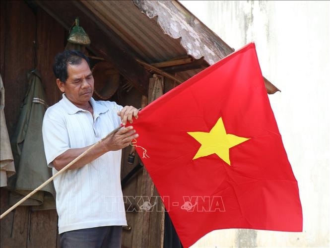 Người dân xã Cư Mgar treo cờ tại gia đình chào mừng Đại hội lần thứ XIII của Đảng. Người dân xã Cư Mgar treo cờ tại gia đình chào mừng Đại hội lần thứ XIII của Đảng.