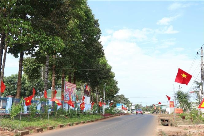 Hơn 7km đường trung tâm xã Cư Mgar rực rỡ cờ, hoa chào mừng Đại hội lần thứ XIII của Đảng. Hơn 7km đường trung tâm xã Cư Mgar rực rỡ cờ, hoa chào mừng Đại hội lần thứ XIII của Đảng.