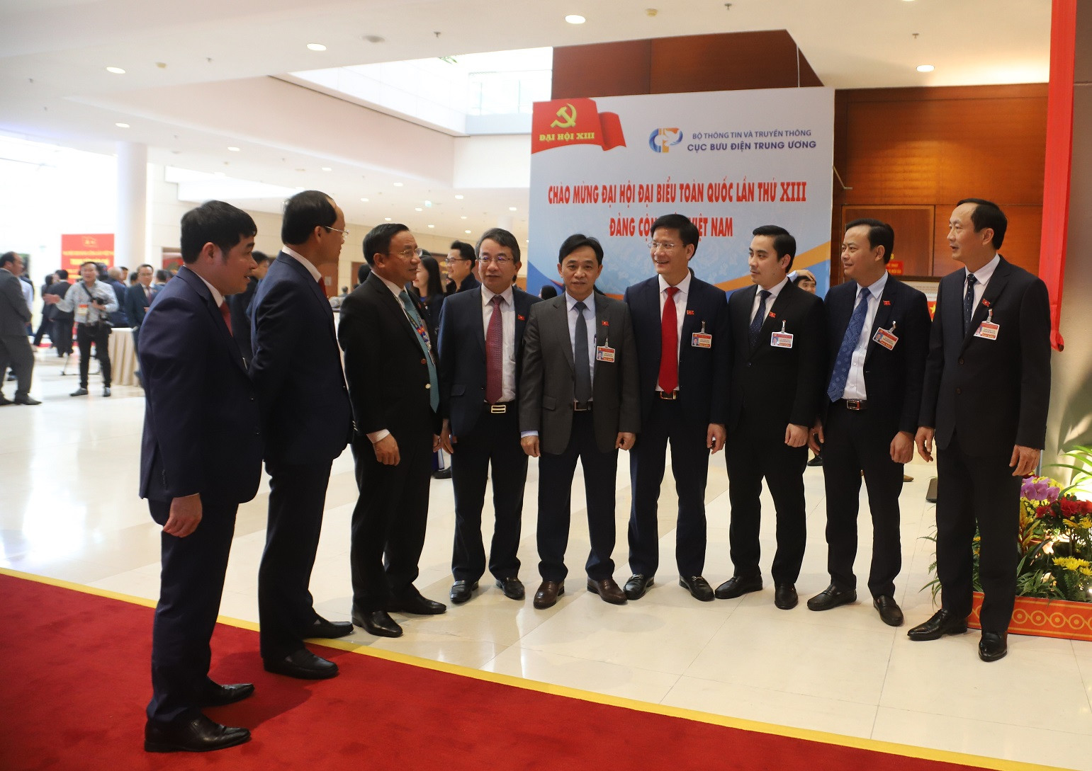 Các đại biểu trao đổi bên lề Đại hội Các đại biểu trao đổi bên lề Đại hội