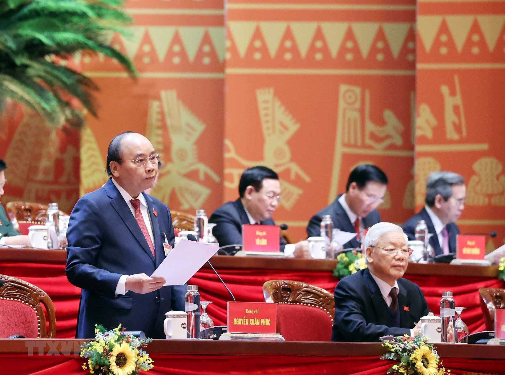 Thay mặt Đoàn Chủ tịch, đồng chí Nguyễn Xuân Phúc, Ủy viên Bộ Chính trị, Thủ tướng Chính phủ điều hành phiên thảo luận sáng 27/1 (Nguồn: TTXVN) Thay mặt Đoàn Chủ tịch, đồng chí Nguyễn Xuân Phúc, Ủy viên Bộ Chính trị, Thủ tướng Chính phủ điều hành phiên thảo luận sáng 27/1 (Nguồn: TTXVN)