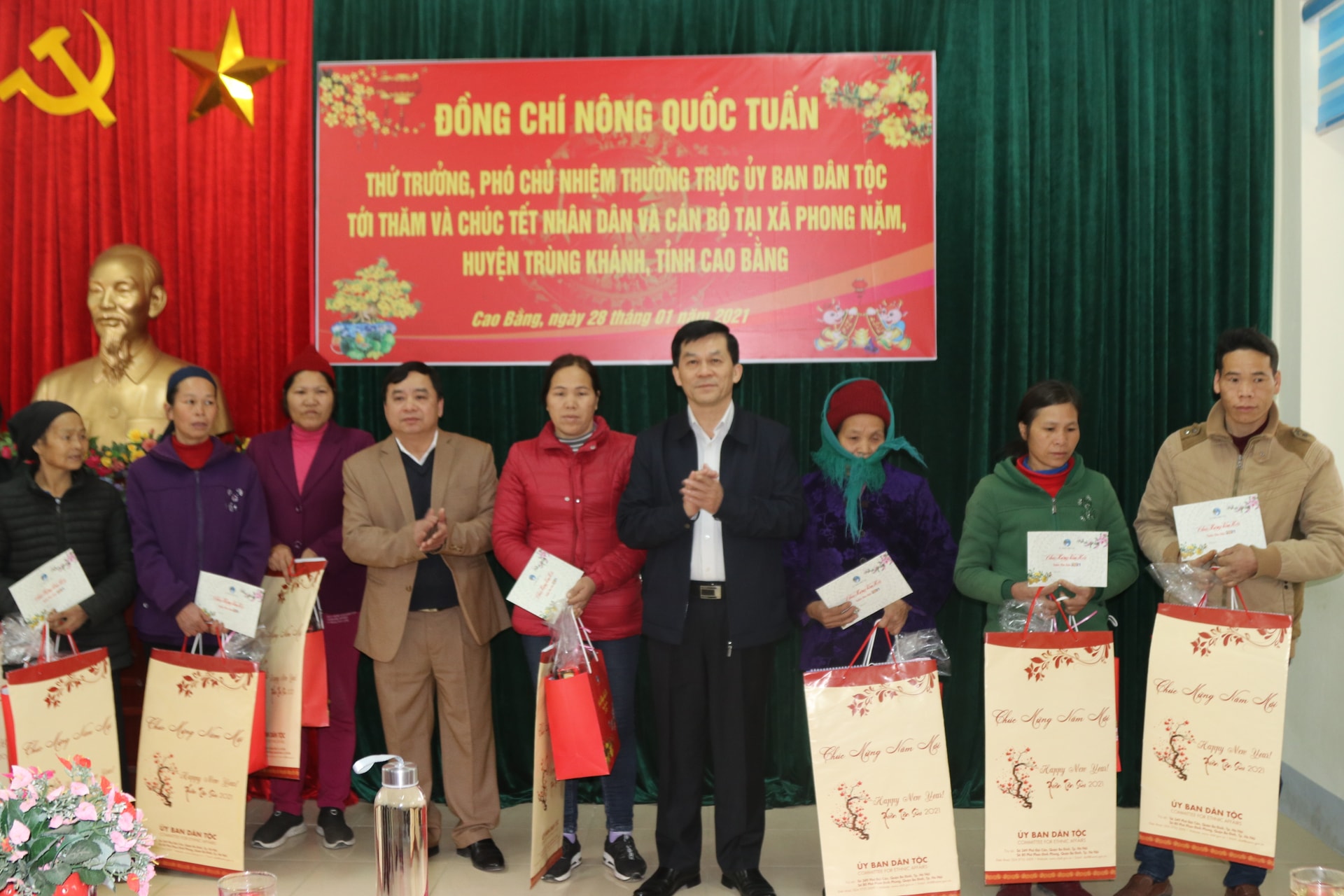 Thứ trưởng, Phó Chủ nhiệm Nông Quốc Tuấn tặng quà cho đồng bào DTTS xã Phong Nặm. Thứ trưởng, Phó Chủ nhiệm Nông Quốc Tuấn tặng quà cho đồng bào DTTS xã Phong Nặm