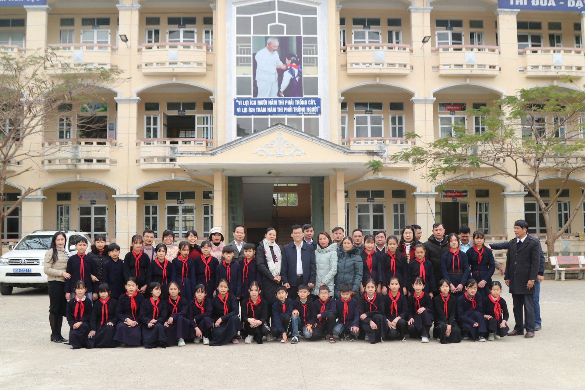 Thứ trưởng, Phó Chủ nhiệm Nông Quốc Tuấn chụp ảnh lưu niệm với thầy, trò trường PTDTNT THCS huyện Trùng Khánh Thứ trưởng, Phó Chủ nhiệm Nông Quốc Tuấn chụp ảnh lưu niệm với thầy, trò trường PTDTNT THCS huyện Trùng Khánh