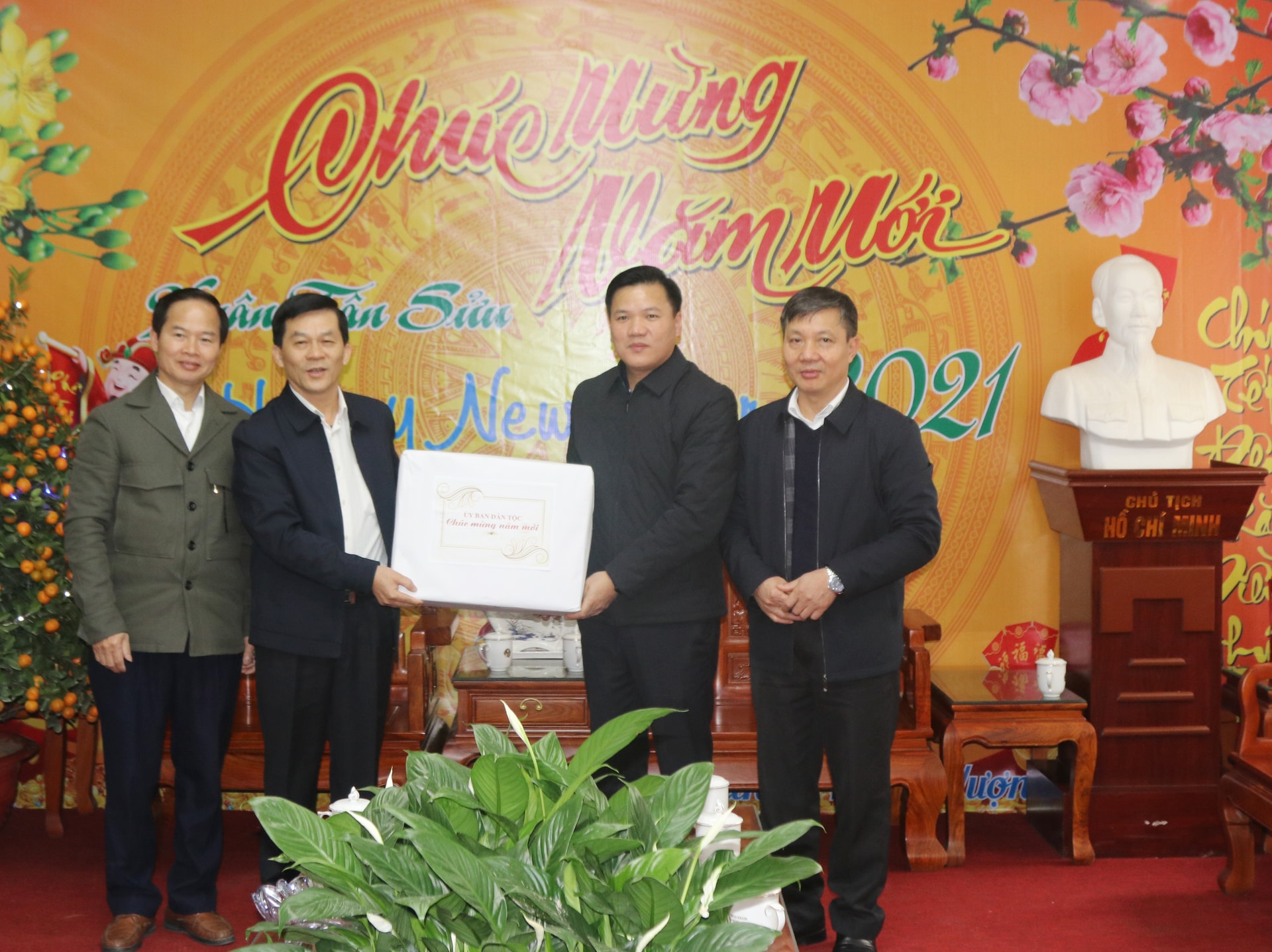 Thứ trưởng, Phó Chủ nhiệm Nông Quốc Tuấn chúc Tết Đảng bộ, chính quyền huyện Trùng Khánh Thứ trưởng, Phó Chủ nhiệm Nông Quốc Tuấn chúc Tết Đảng bộ, chính quyền huyện Trùng Khánh
