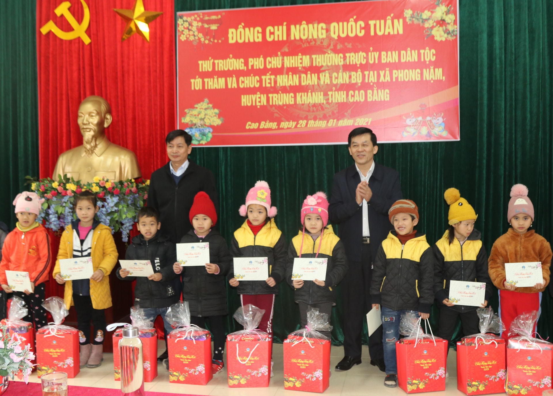 Thứ trưởng, Phó Chủ nhiệm Nông Quốc Tuấn tặng quà cho học sinh xã Phong Nặm. Thứ trưởng, Phó Chủ nhiệm Nông Quốc Tuấn tặng quà cho học sinh xã Phong Nặm