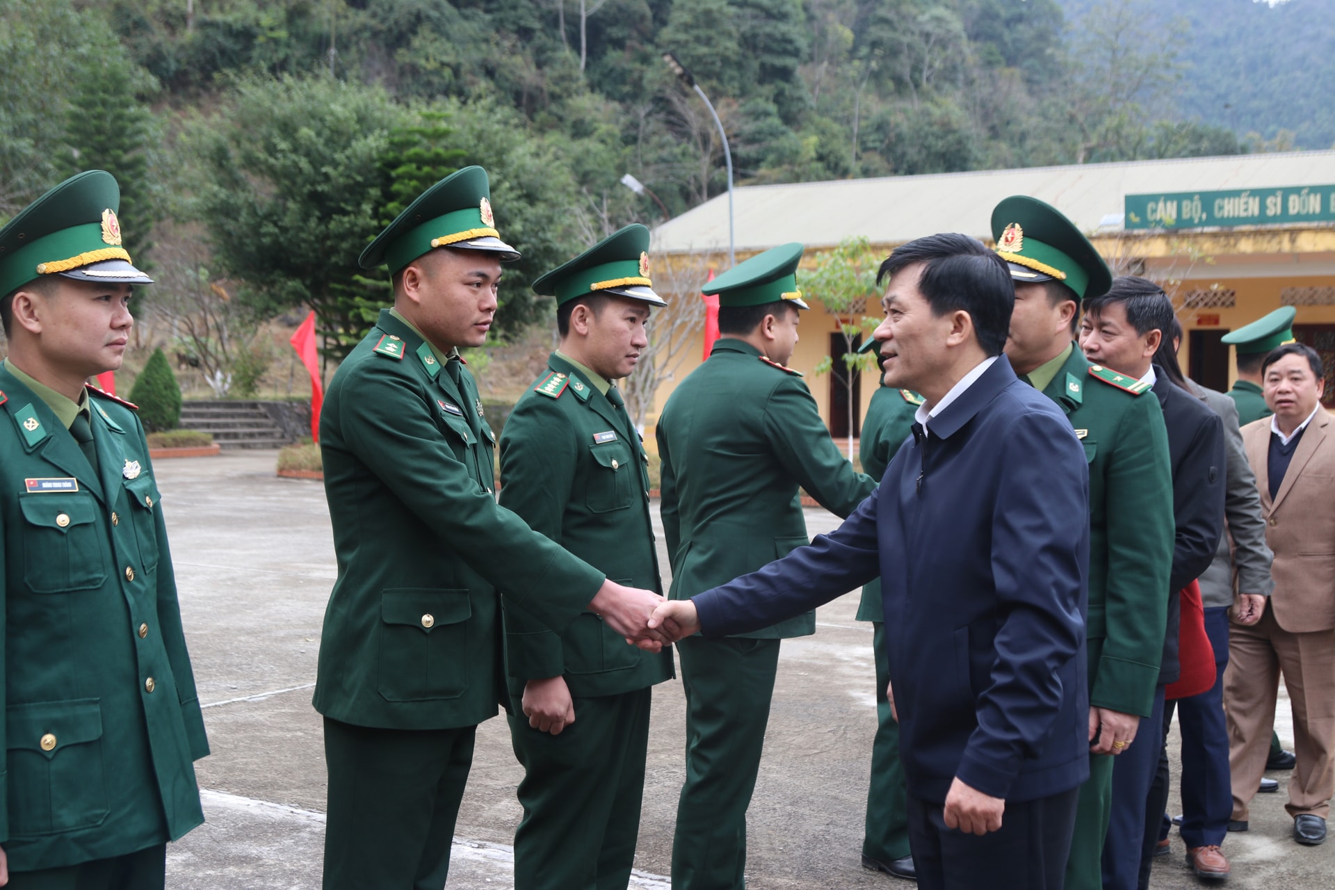 Thứ trưởng, Phó Chủ nhiệm Nông Quốc Tuấn thăm hỏi cán bộ, chiến sĩ Đồn Biên phòng Ngọc Chung Thứ trưởng, Phó Chủ nhiệm Nông Quốc Tuấn thăm hỏi cán bộ, chiến sĩ Đồn Biên phòng Ngọc Chung