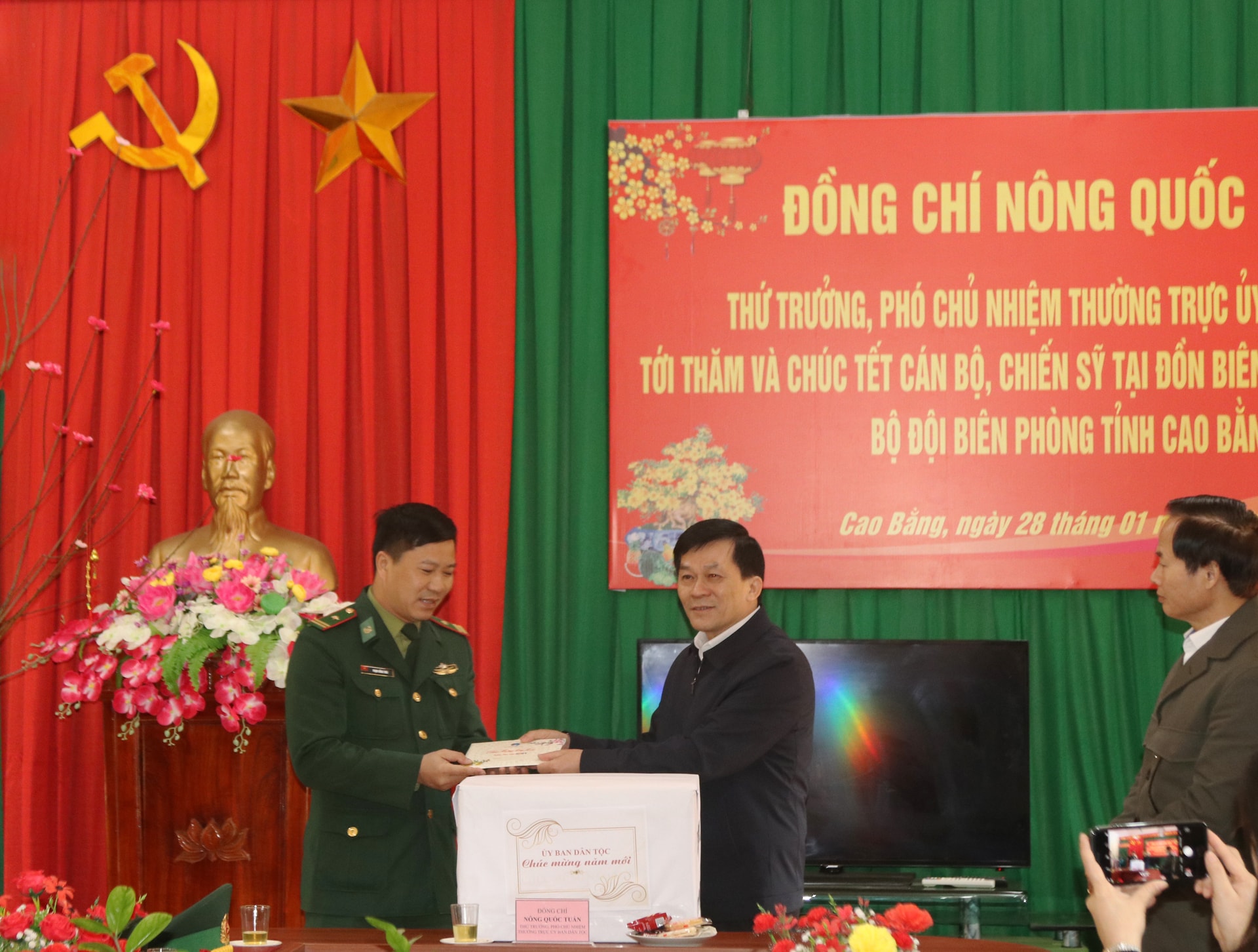Thứ trưởng, Phó Chủ nhiệm Nông Quốc Tuấn thăm hỏi, chúc Tết cán bộ, chiến sĩ Đồn Biên phòng Ngọc Chung Thứ trưởng, Phó Chủ nhiệm Nông Quốc Tuấn thăm hỏi, chúc Tết cán bộ, chiến sĩ Đồn Biên phòng Ngọc Chung
