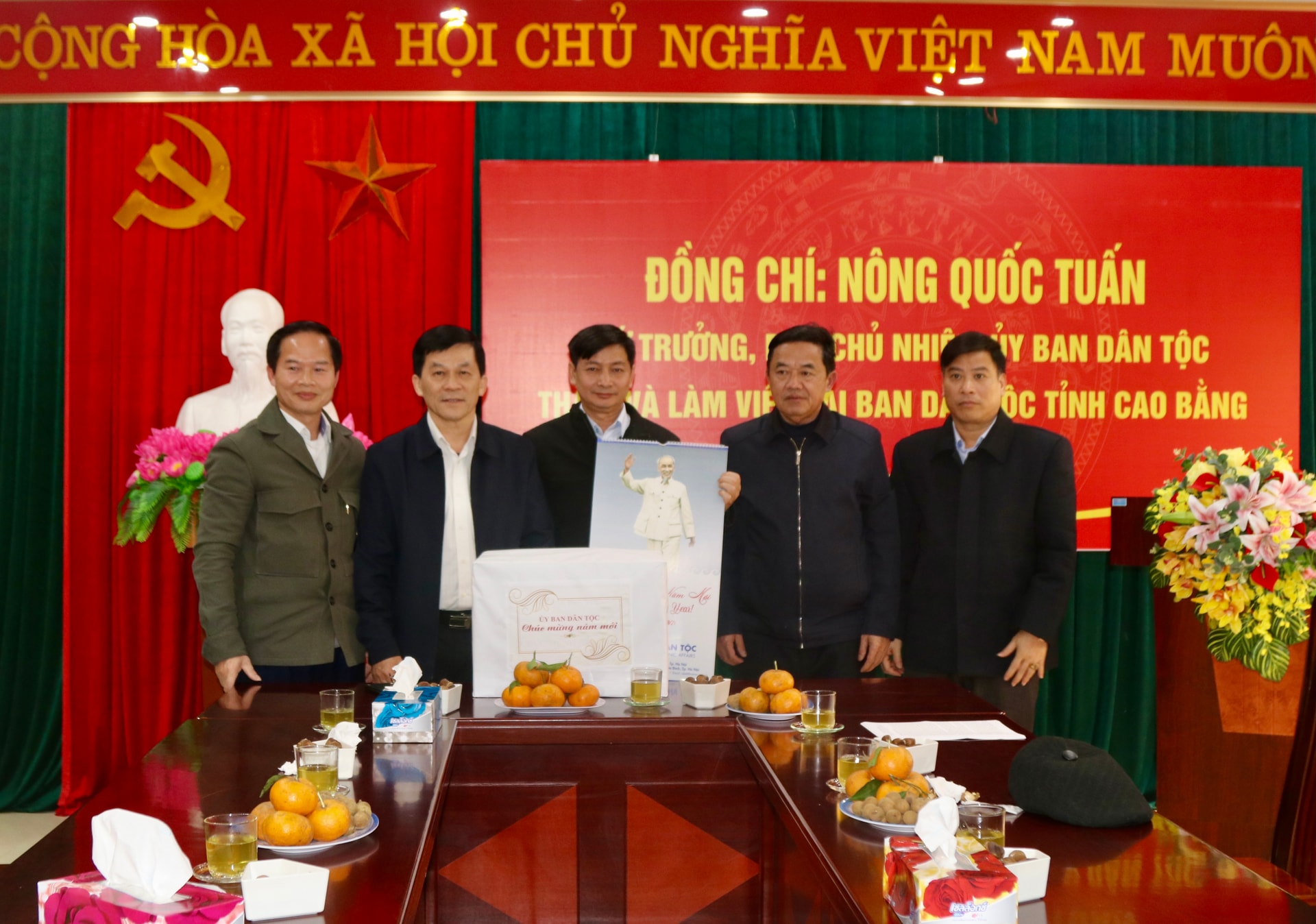 Thứ trưởng, Phó Chủ nhiệm Nông Quốc Tuấn tặng quà Ban Dân tộc tỉnh Cao Bằng Thứ trưởng, Phó Chủ nhiệm Nông Quốc Tuấn tặng quà Ban Dân tộc tỉnh Cao Bằng