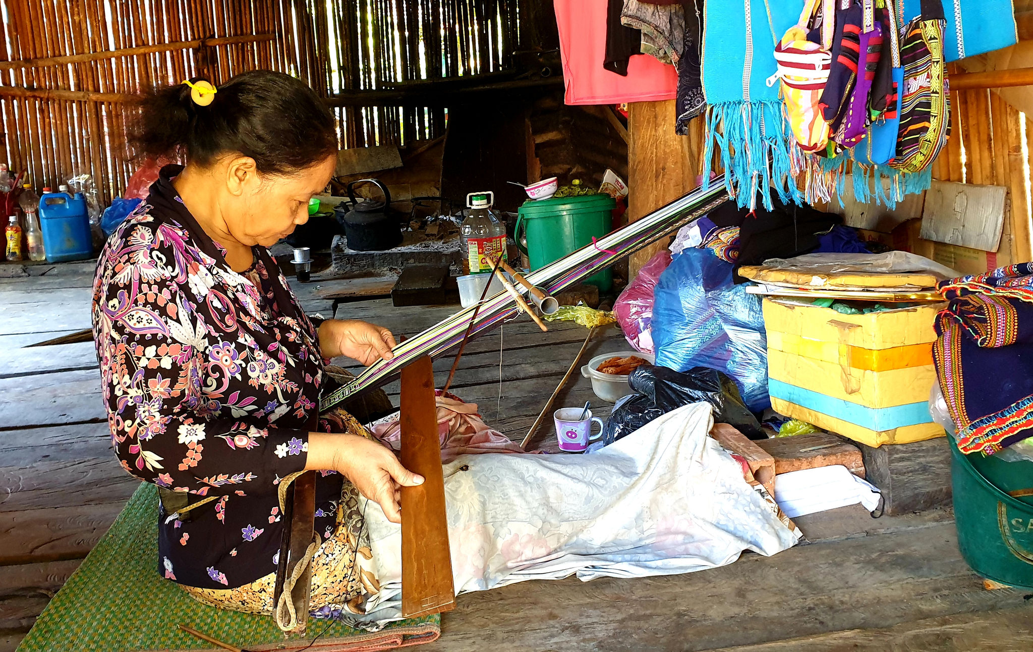 Nghệ nhân dệt thổ cẩm ở làng du lịch cộng đồng