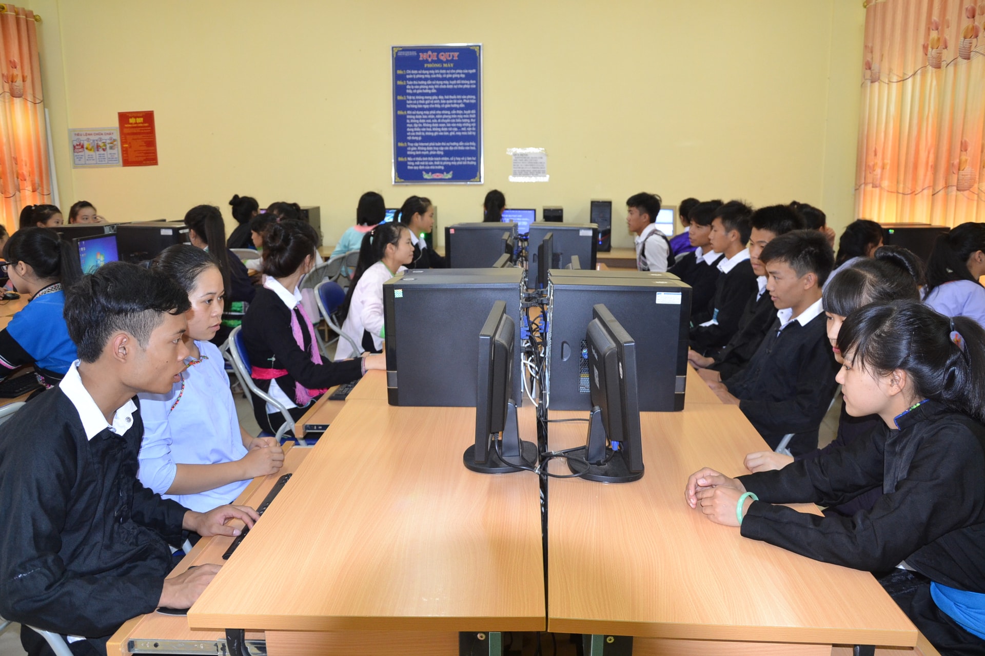 Các em học sinh được học tập với trang thiết bị đầy đủ Các em học sinh được học tập với trang thiết bị đầy đủ