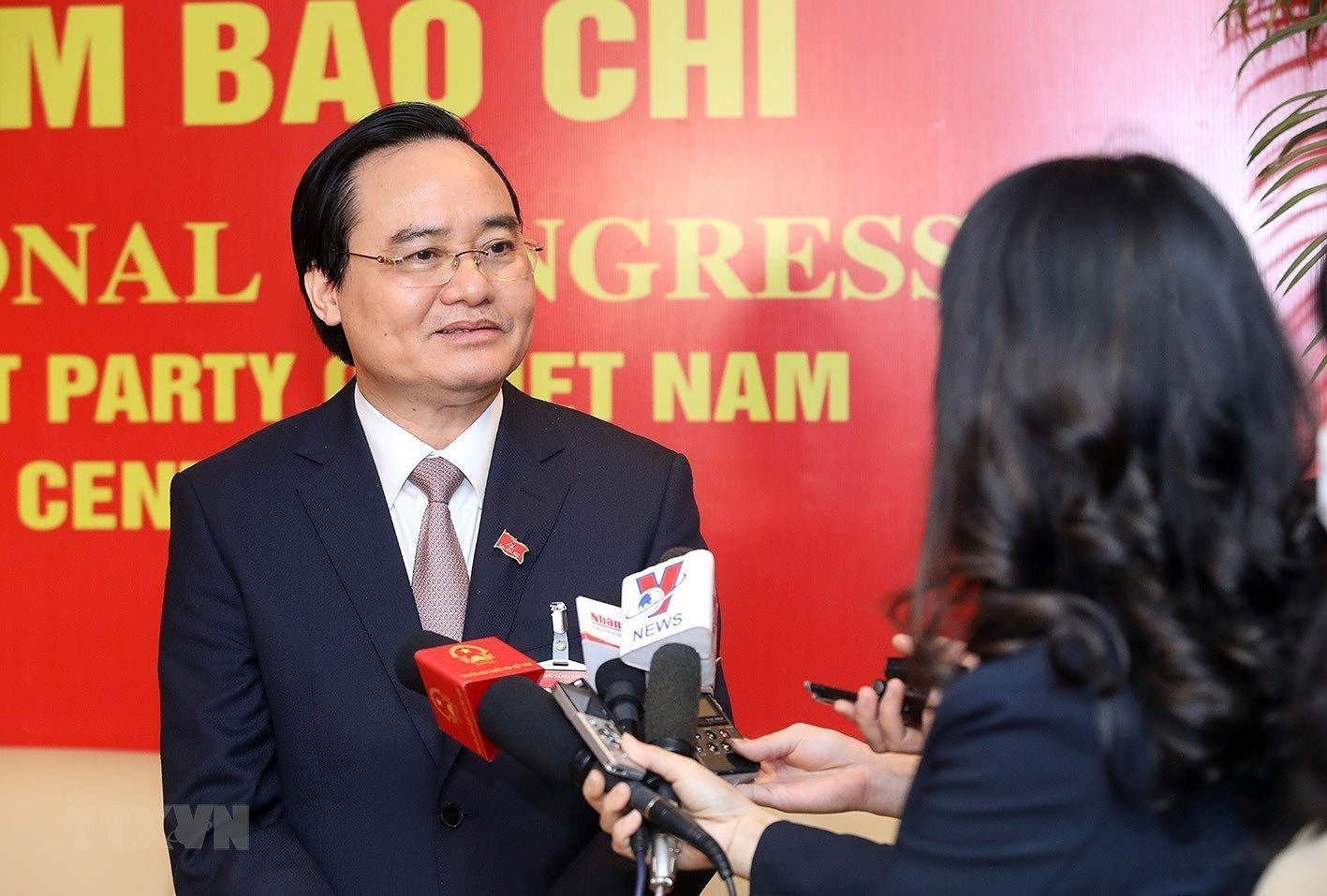 Bộ trưởng Phùng Xuân Nhạ trả lời phỏng vấn bên lề Đại hội XIII. (Ảnh: TTXVN)