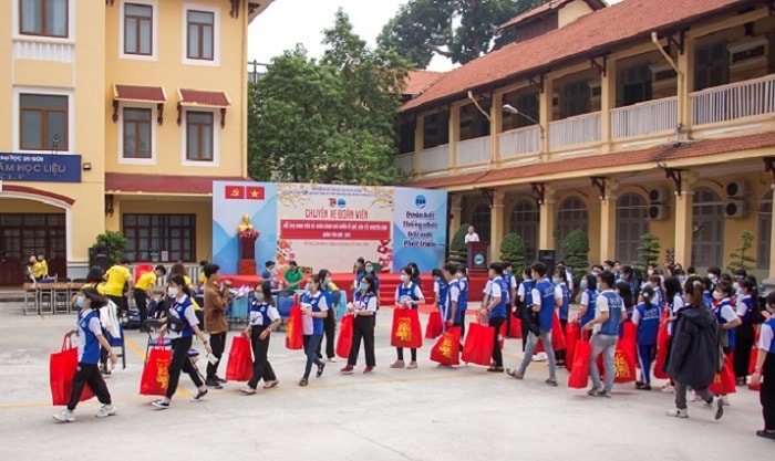 Ngoài việc được hỗ trợ chi phí đi lại, các bạn sinh viên còn được tặng những phần quà Tết