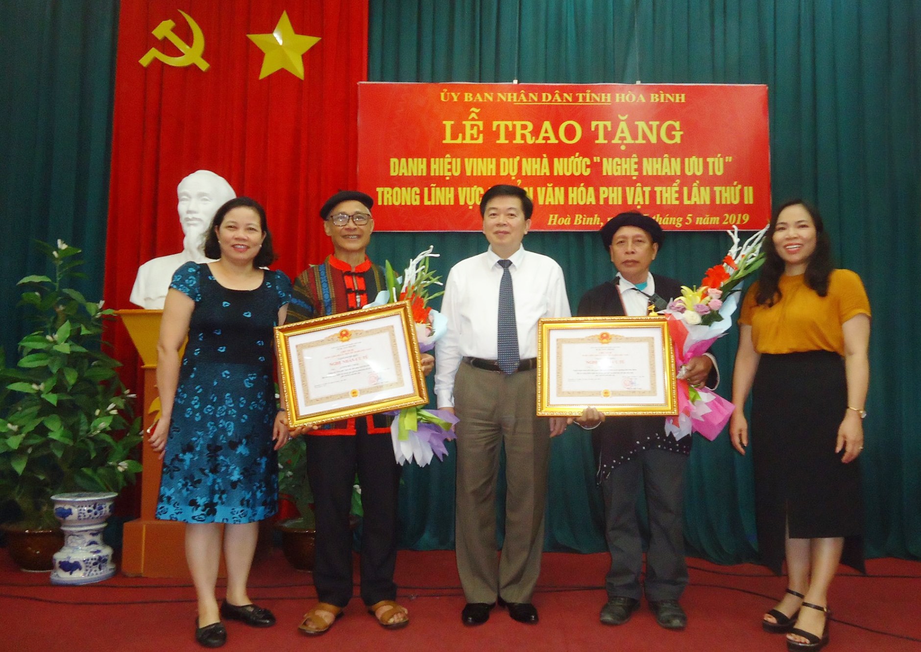 Thầy giáo Lường Đức Chôm (thứ hai bên trái) được nhận danh hiệu “Nghệ nhân Ưu tú” trong lĩnh vực văn hóa phi vật thể năm 2019