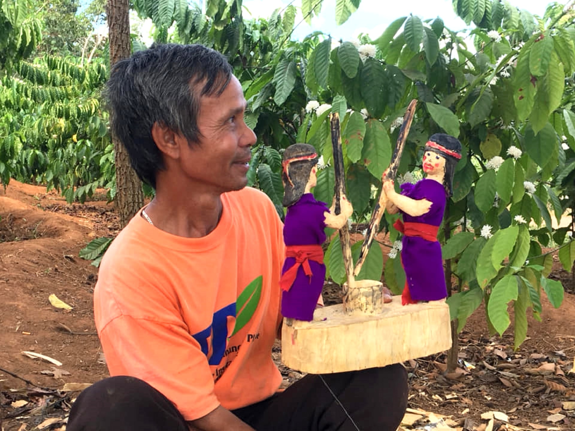Nghệ nhân A Yưk hoàn thiện những công đoạn cuối và biểu diễn thử một cặp rối gỗ. Nghệ nhân A Yưk hoàn thiện những công đoạn cuối và biểu diễn thử một cặp rối gỗ.