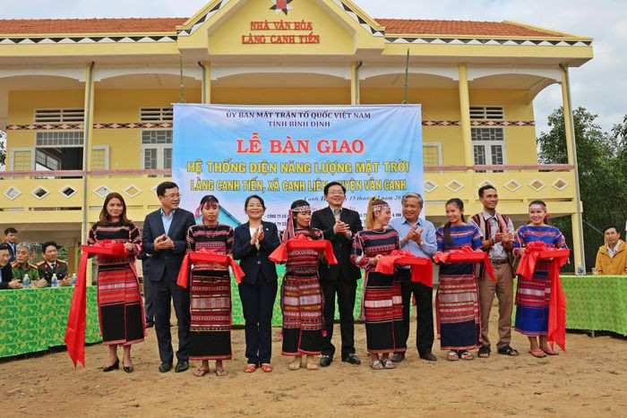 Bí thư Tỉnh ủy Bình Định Hồ Quốc Dũng và các cơ quan, đơn vị bàn giao hệ thống điện năng lượng  mặt trời cho làng Canh Tiến
