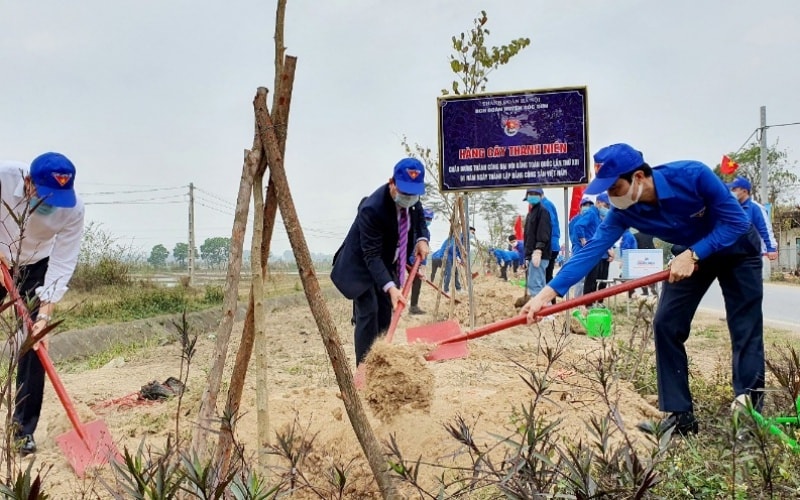 Tuổi trẻ ngành điện lực thi công tuyến đường sử dụng ánh sáng năng lượng mặt trời