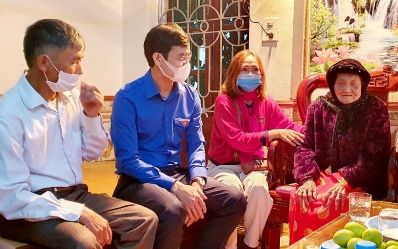 Đồng chí Bùi Quang Huy (thứ hai từ trái sang) đến thăm, trao quà tặng các Bà mẹ Việt Nam Anh hùng, các đồng chí lão thành cách mạng sau lễ phát động