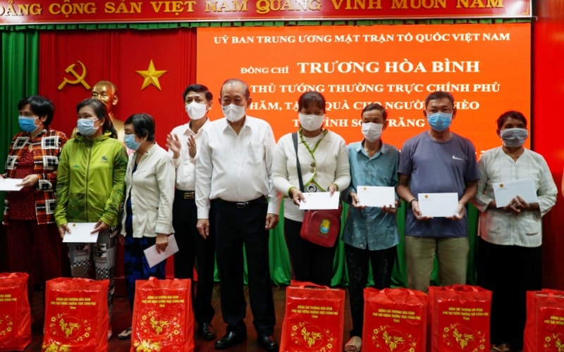 Phó Thủ tướng Thường trực Trương Hòa Bình và Bí thư Tỉnh ủy Sóc Trăng Lâm Văn Mẫn trao quà cho các hộ nghèo Phó Thủ tướng Thường trực Trương Hòa Bình và Bí thư Tỉnh ủy Sóc Trăng Lâm Văn Mẫn trao quà cho các hộ nghèo