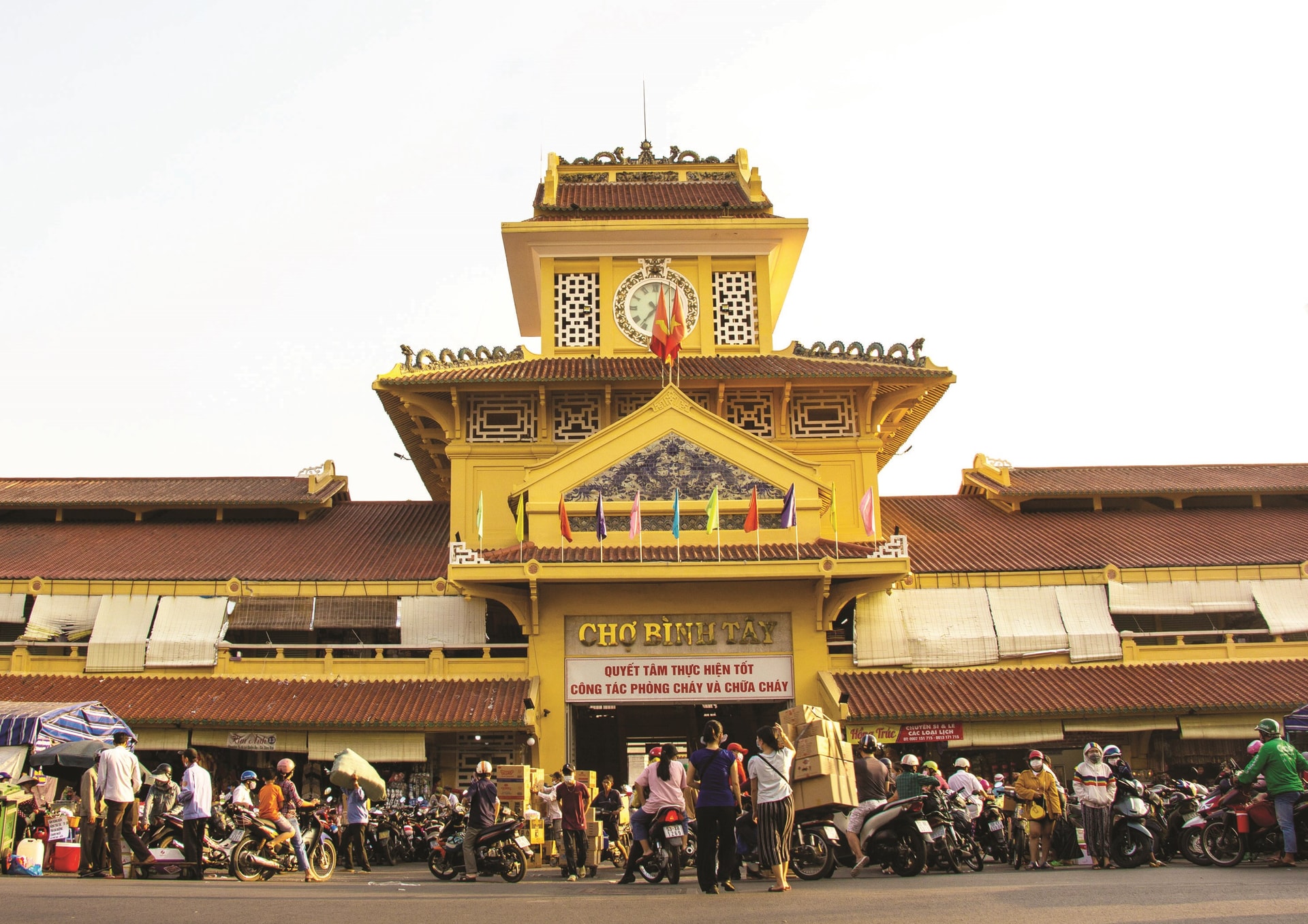 Chợ Bình Tây, nơi tập trung đông đảo người Hoa buôn bán ở TP. Hồ Chí Minh. Chợ Bình Tây, nơi tập trung đông đảo người Hoa buôn bán ở TP. Hồ Chí Minh.