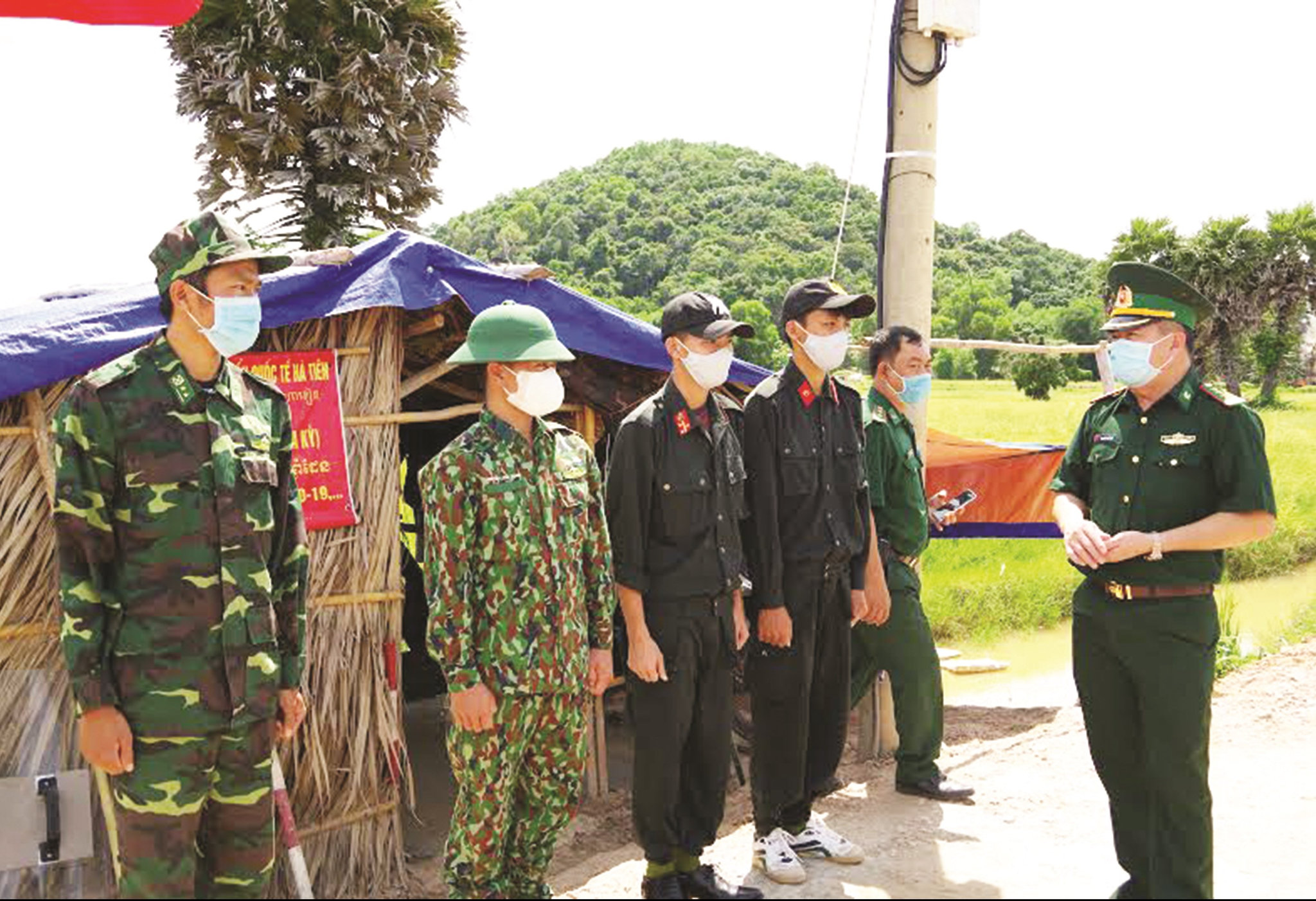Đại tá Nguyễn Thế Anh, Chỉ huy trưởng Bộ Chỉ huy Bộ đội Biên phòng tỉnh Kiên Giang,  kiểm tra thực địa tại các chốt phòng, chống dịch Covid–19. 