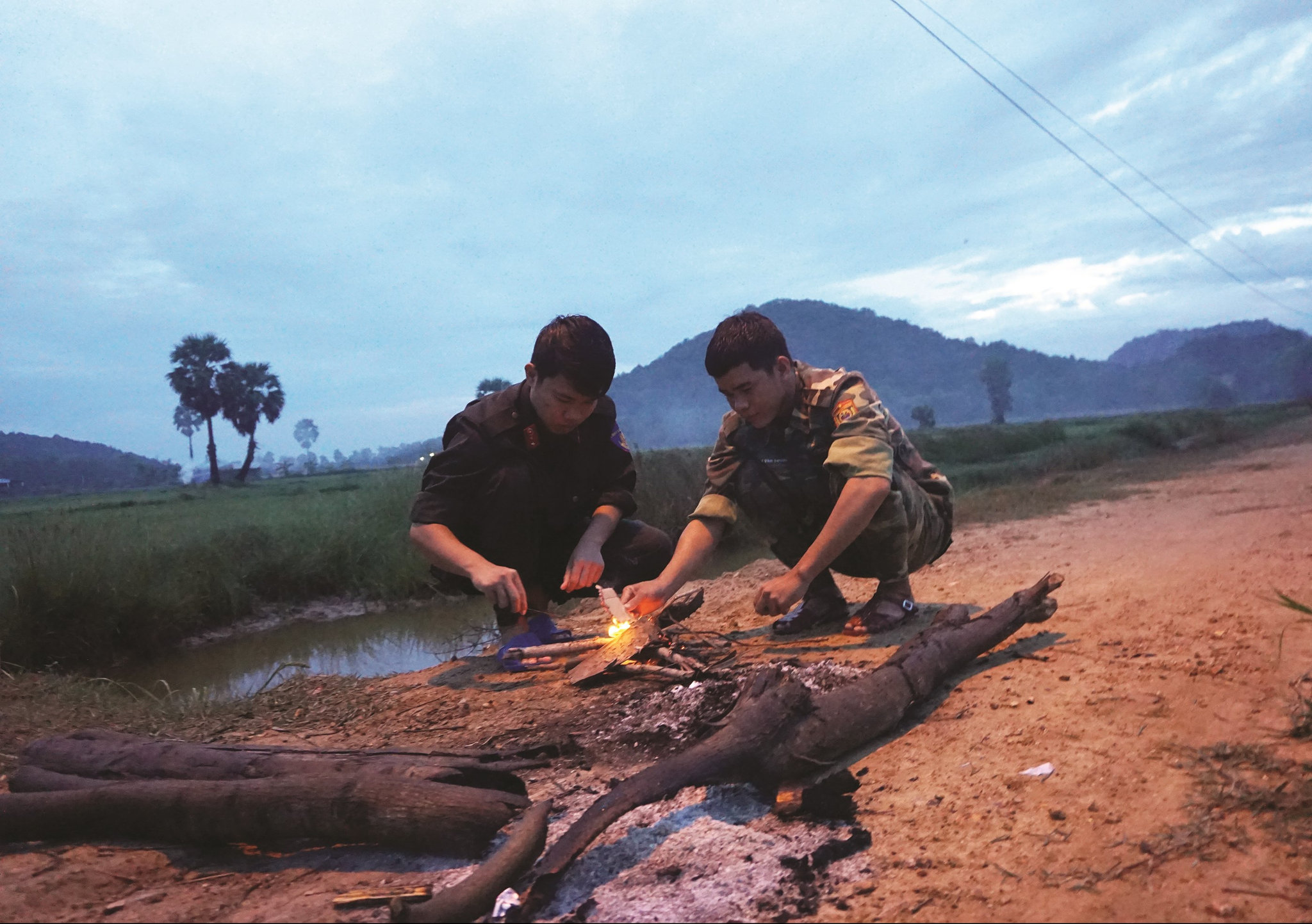 Những đống lửa được đốt lên xua bóng tối và muỗi độc  trong những phiên gác đêm.  