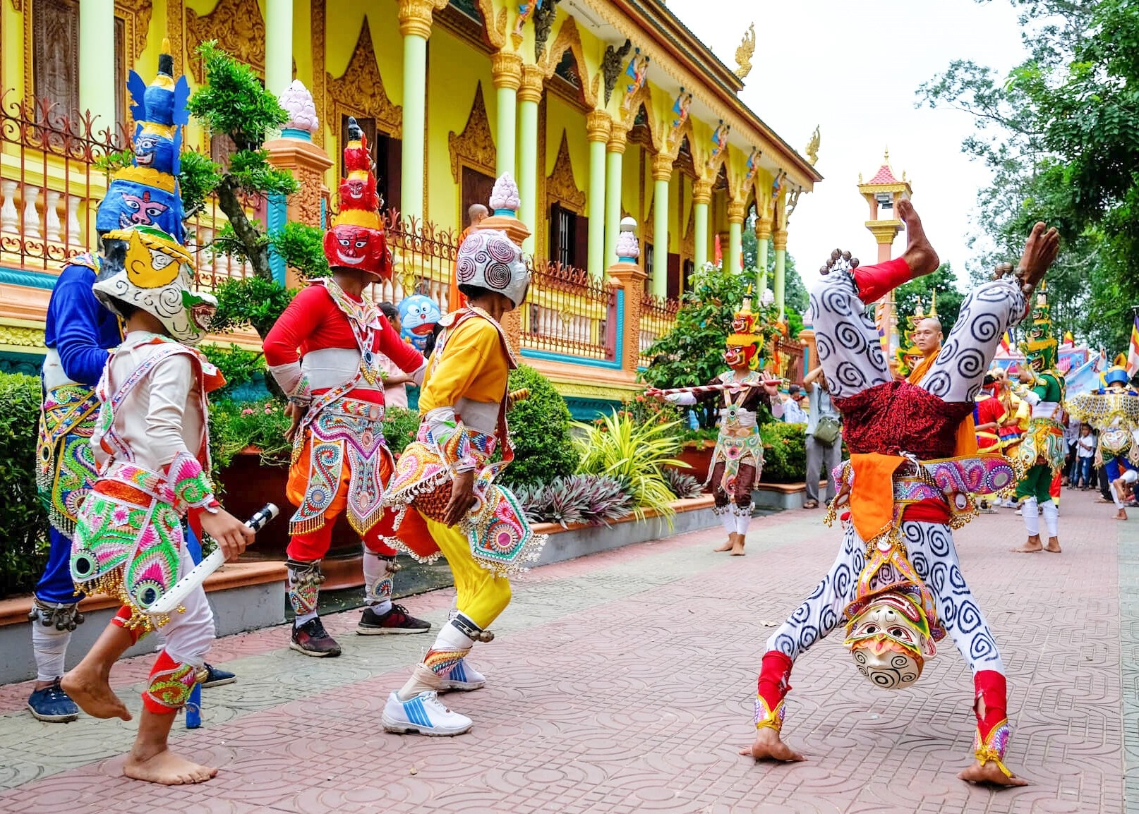 Hình ảnh những chú khỉ Hanuman không thể thiếu trong nghi Lễ dâng y cà sa
