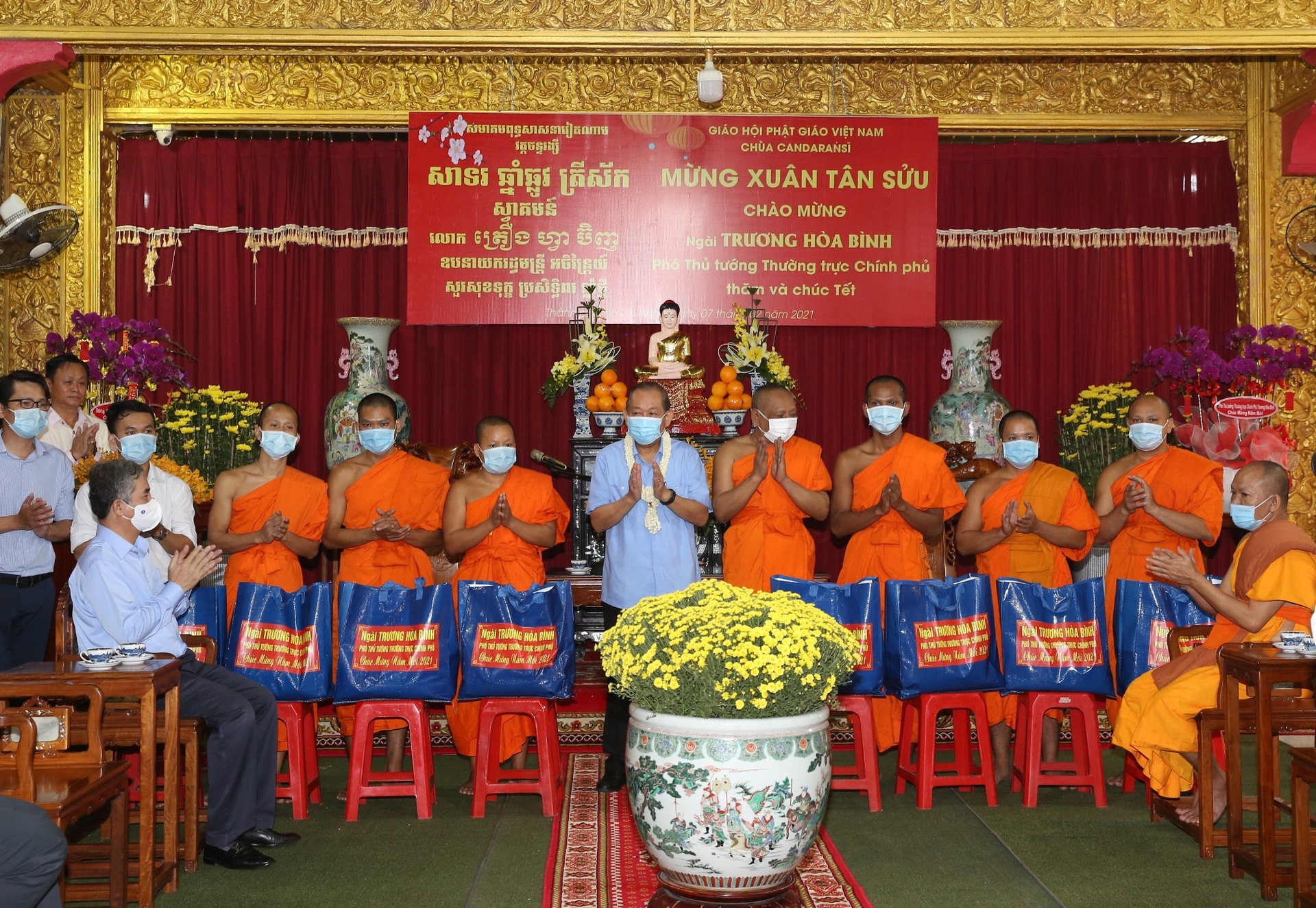 Phó Thủ tướng Thường trực Chính phủ Trương Hòa Bình tặng quà Tết chư tăng chùa Candaransi. Ảnh: VGP/Mạnh Hùng