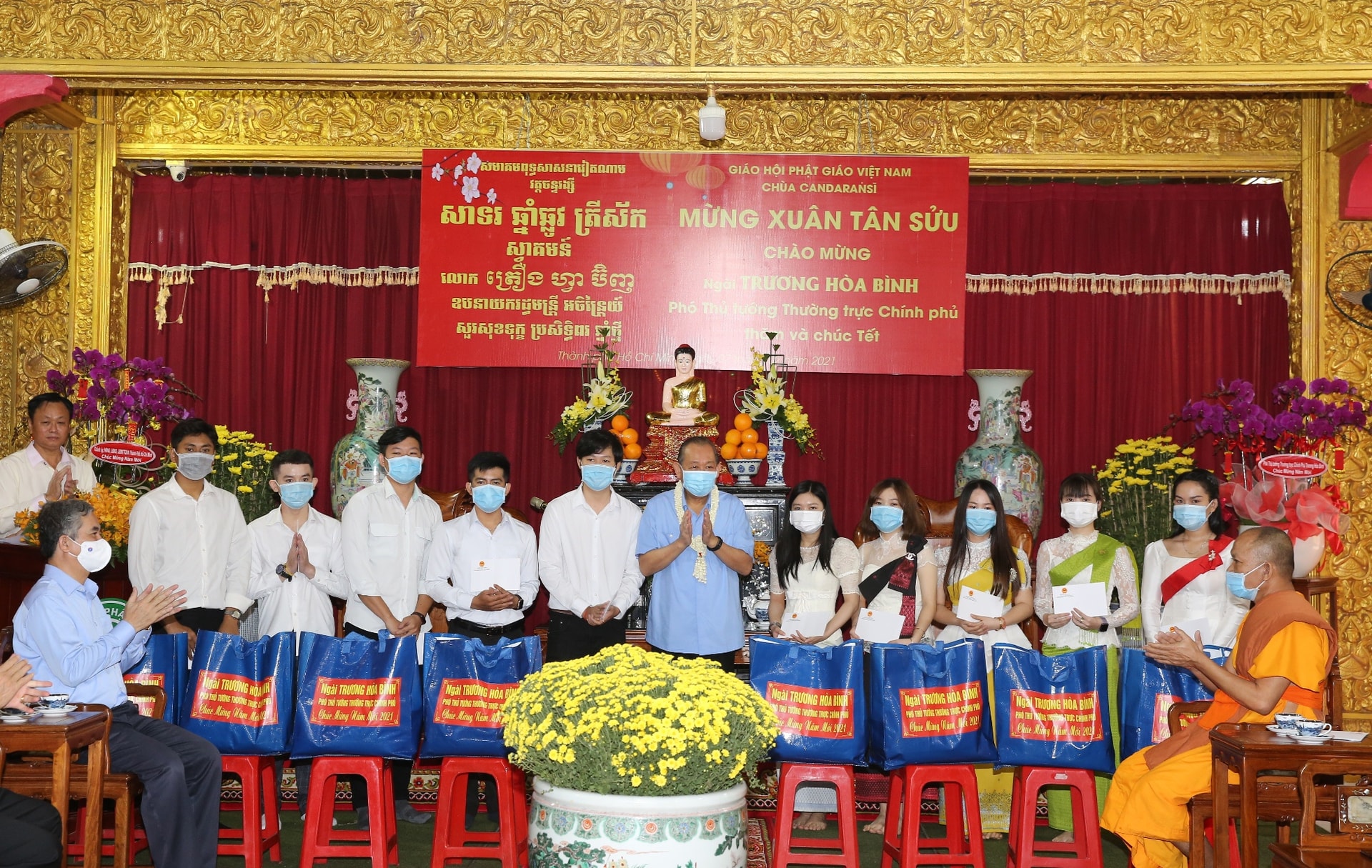 Phó Thủ tướng Thường trực Chính phủ Trương Hòa Bình trao học bổng và quà tết đến sinh viên Lào, Campuchia, Việt Nam. Ảnh: VGP/Mạnh Hùng