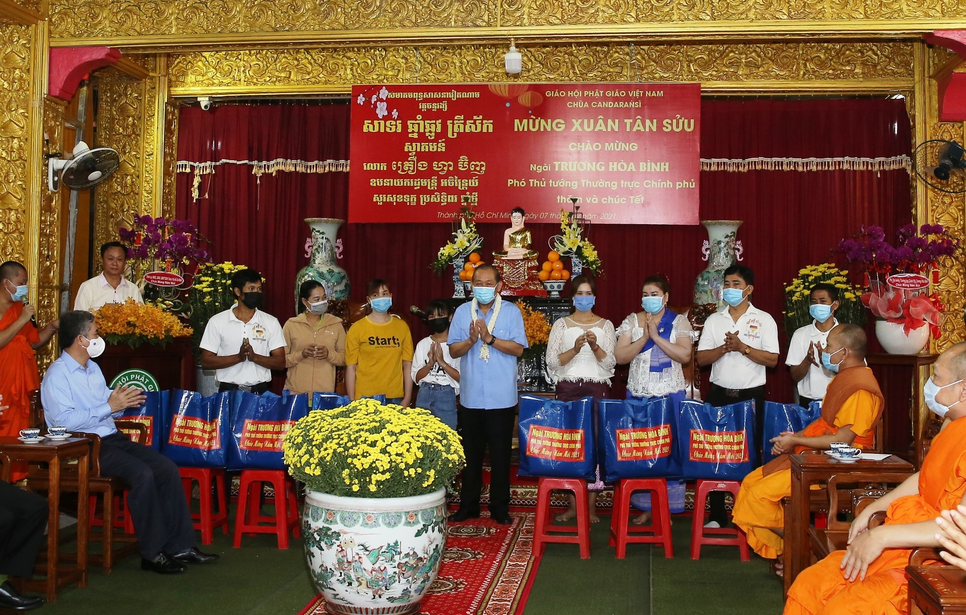 Phó Thủ tướng Thường trực Chính phủ Trương Hòa Bình trao tặng quà Tết cho người dân Khmer khó khăn. Ảnh: VGP/Mạnh Hùng