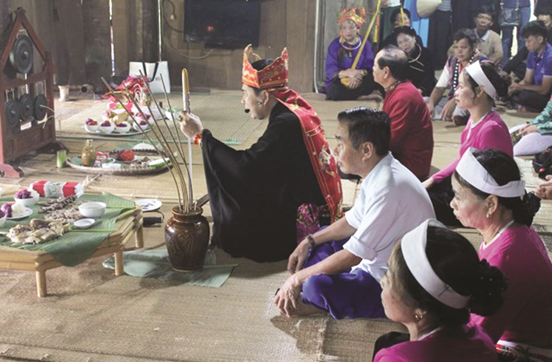 Thầy mo làm lễ cúng trong Lễ Mát nhà Thầy mo làm lễ cúng trong Lễ Mát nhà