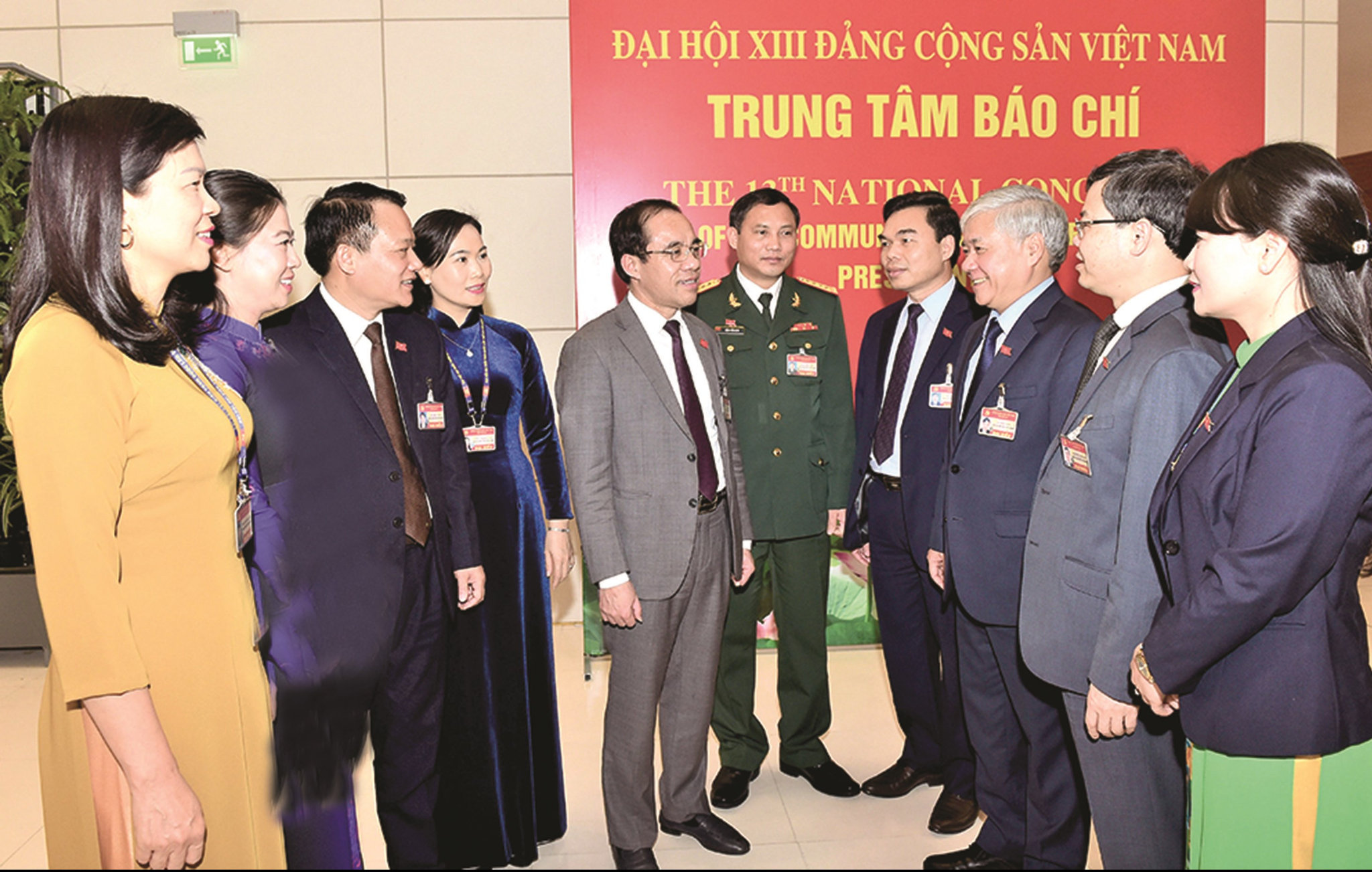 Bộ trưởng, Chủ nhiệm Ủy ban Dân tộc Đỗ Văn Chiến (thứ ba từ phải sang) cùng Đoàn đại biểu tỉnh Tuyên Quang trao đổi bên lề Đại hội sáng 30/1/2021. Bộ trưởng, Chủ nhiệm Ủy ban Dân tộc Đỗ Văn Chiến (thứ ba từ phải sang) cùng Đoàn đại biểu tỉnh Tuyên Quang trao đổi bên lề Đại hội sáng 30/1/2021.