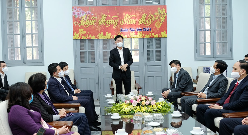 Thường trực Ban Bí thư Võ Văn Thưởng đến thăm, làm việc tại Viện Vệ sinh dịch tễ Trung ương. Ảnh: VGP Thường trực Ban Bí thư Võ Văn Thưởng đến thăm, làm việc tại Viện Vệ sinh dịch tễ Trung ương. Ảnh: VGP