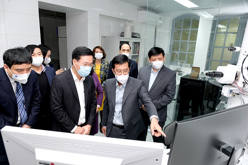 Thường trực Ban Bí thư Võ Văn Thưởng đến thăm, làm việc tại Viện Vệ sinh dịch tễ Trung ương. Ảnh: VGP Thường trực Ban Bí thư Võ Văn Thưởng đến thăm, làm việc tại Viện Vệ sinh dịch tễ Trung ương. Ảnh: VGP