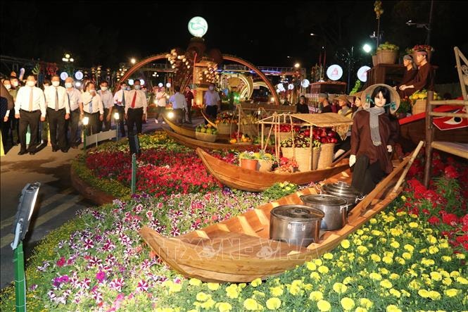 Các đại biểu và du khách tham quan đường hoa Xuân TP. Cần Thơ